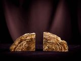 deux morceaux de roche sont posés côte à côte sur un fond noir