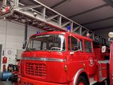un camion de pompiers rouge garé à l'intérieur d'un bâtiment