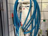 un tuyau bleu fixé au mur d'une salle de bains