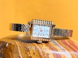 une montre posée sur un rocher