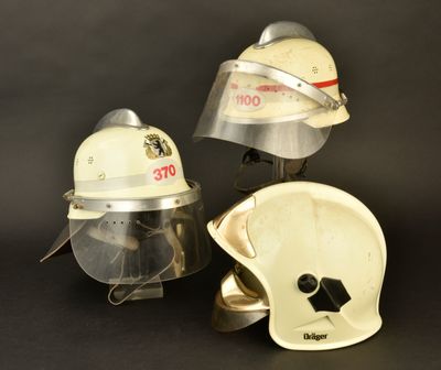 trois casques et un casque sur fond noir