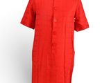 une robe rouge posée sur un pied de mannequin, sur fond blanc