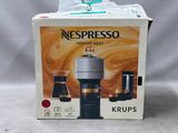 une boîte contenant une cafetière