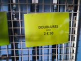 a sign on the door of a dog kennel that says doubures