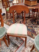 Chaise en acajou à dossier en pelta.