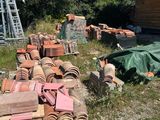 de nombreuses casseroles et poêles posées par terre devant un immeuble