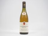 la bouteille de vin blanc est posée sur la table