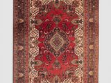 un tapis rouge et beige orné d'un motif en médaillon