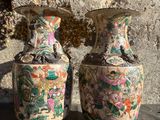 deux vases posés l'un à côté de l'autre sur une table