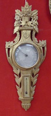 une horloge accrochée au mur à côté d'une autre horloge accrochée au mur