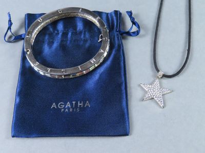 un bracelet en argent et un sac bleu orné d'une breloque en forme d'étoile