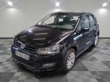 la photo d'une voiture noire garée dans un garage