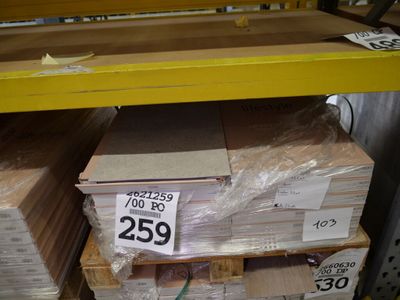 une pile de cartons sur lesquels est apposée une étiquette de prix