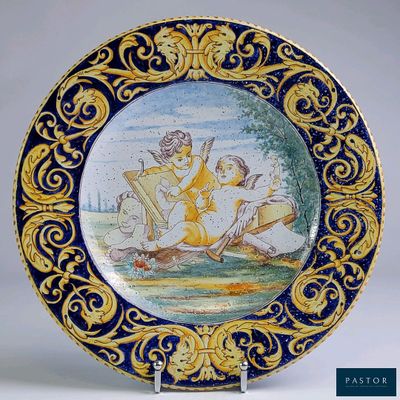 une assiette bleue et dorée ornée d'une peinture