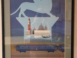 une photo d'une affiche accrochée au mur d'une gare