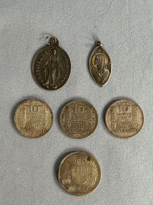 quatre types de pièces différents sont présentés sur une surface blanche