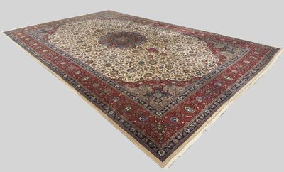 un gros plan d'un tapis oriental sur fond gris