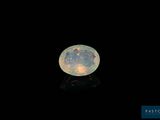 une image représentant une pleine lune dans un ciel sombre, sur fond noir