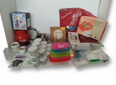 une table sur laquelle sont disposés tout un tas de plats