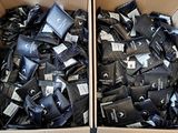 deux boîtes remplies de préservatifs noirs et blancs, posées l'une sur l'autre
