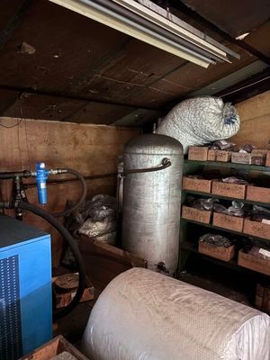 une pièce remplie de cartons et équipée d'un grand climatiseur