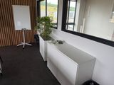 un grand miroir accroché au mur, à côté d'une armoire blanche