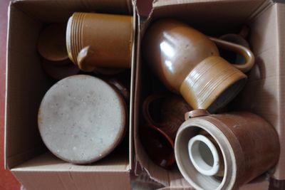 une boîte en carton contenant quelques gobelets