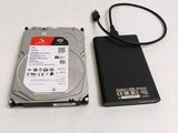 une image représentant un disque dur et un disque dur posé sur une table