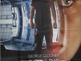 L'affiche du film « Solars » représente un homme debout devant un vaisseau spatial.