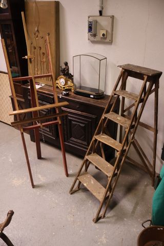Escabeau en bois (une marche accidentée), chevalet de fabrication...