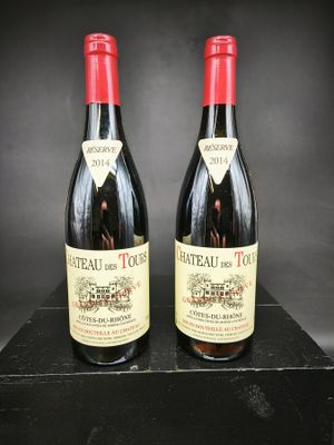 deux bouteilles de vin rouge posées sur une boîte noire