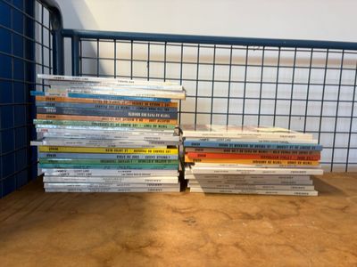 plusieurs livres empilés sur une étagère