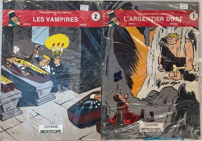 Deux bandes dessinées sont exposées sur une table devant un mur.
