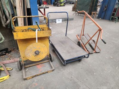 un chariot équipé d'un diable et un chariot auquel est attelé un autre chariot