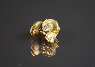 Gros plan sur une bague en or ornée d'un diamant