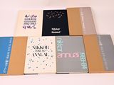 plusieurs livres posés sur une table, sur fond blanc