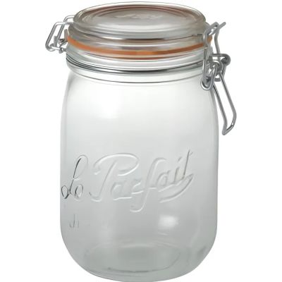 un bocal en verre avec un couvercle en métal sur fond blanc