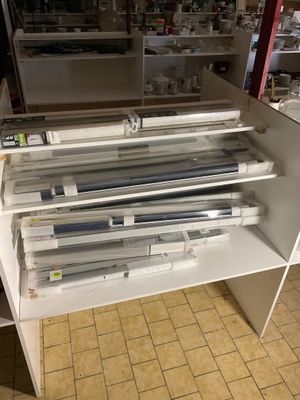 beaucoup d'appareils électroniques sur les rayons du magasin