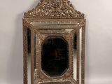 une image d'un miroir avec un cadre doré sur un fond blanc