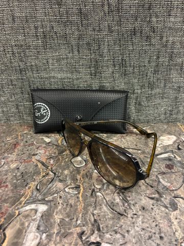 RAY BAN - Paire de lunettes de soleil. Etat d'usage