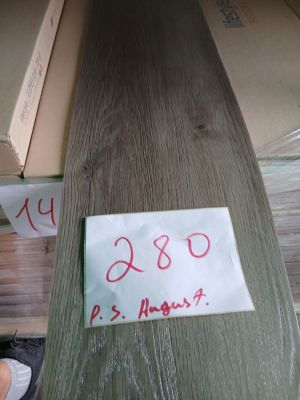 beaucoup de caisses en bois empilées les unes sur les autres