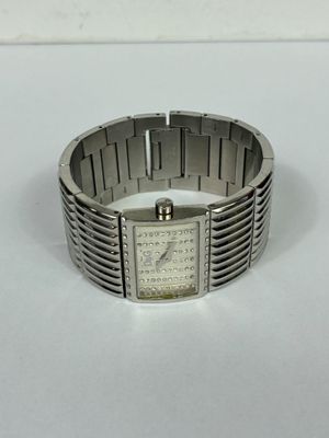 DOLCE & GABBANA. Montre manchette de dame en métal argenté.