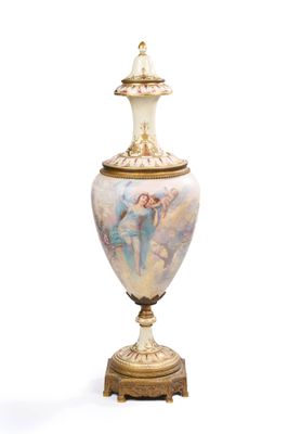 un vase posé sur un support sur une surface blanche
