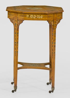 une vieille table en bois munie de roulettes et d'un plateau en bois