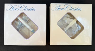 Deux paquets de cigarettes sont posés sur une surface noire.