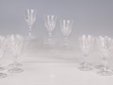six verres à vin posés sur une table avec une bougie