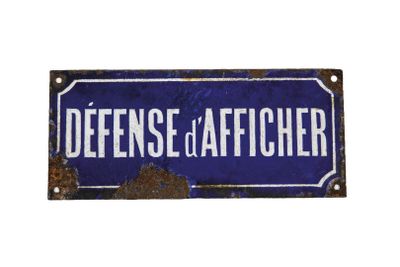 a sign that says defense and afficher on it