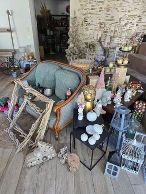 une pièce avec un canapé, un fauteuil, une table et d'autres objets posés par terre