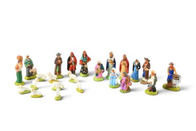 de nombreuses figurines représentant des personnes debout en cercle