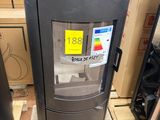 un poêle noir posé sur une palette dans un entrepôt